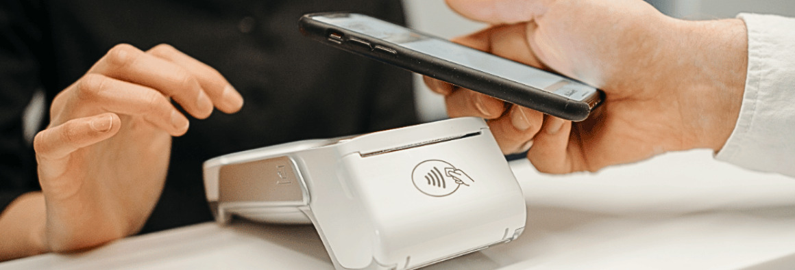 Cliente realizando pagamento com Pix via QR Code dinâmico na maquininha de cartão de crédito